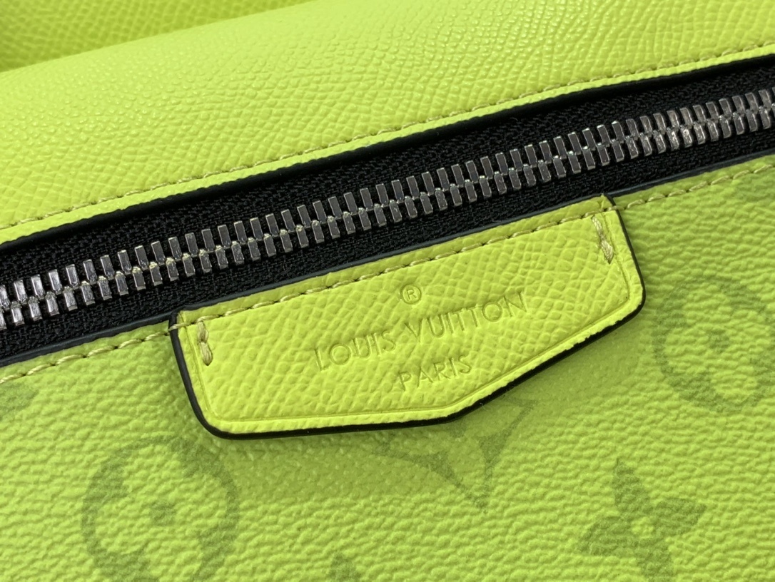 LV Should bag m30943