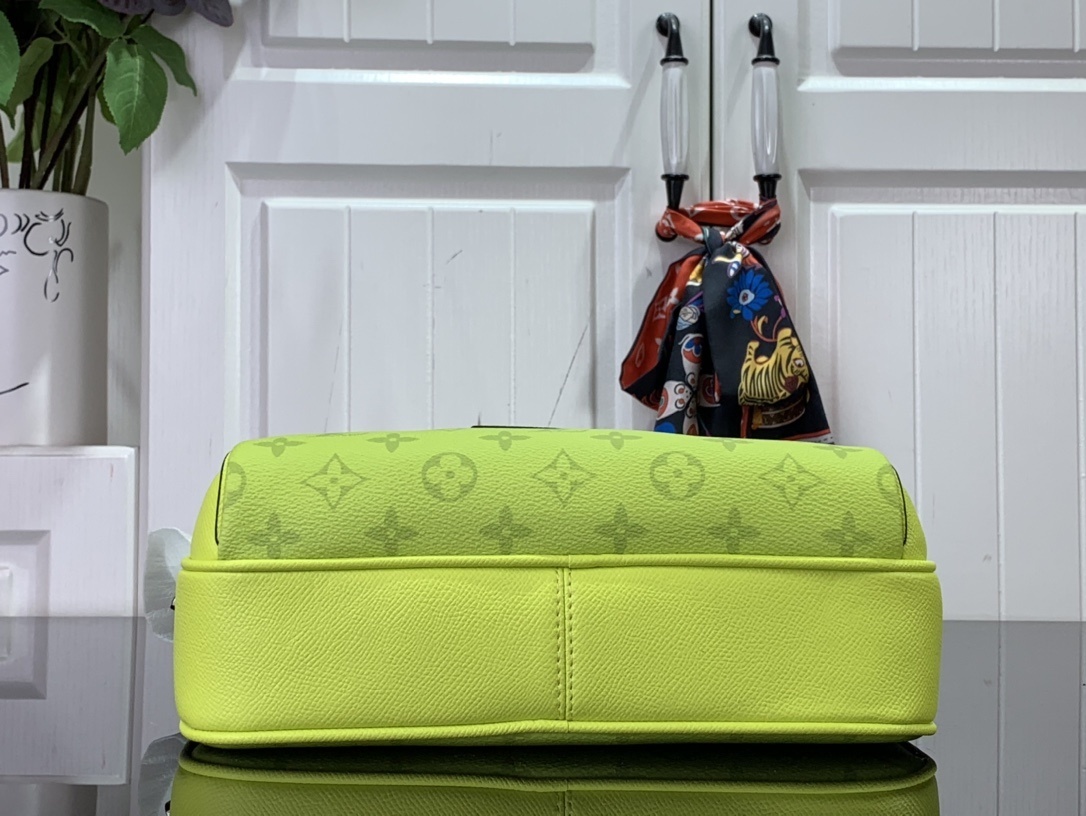 LV Should bag m30943