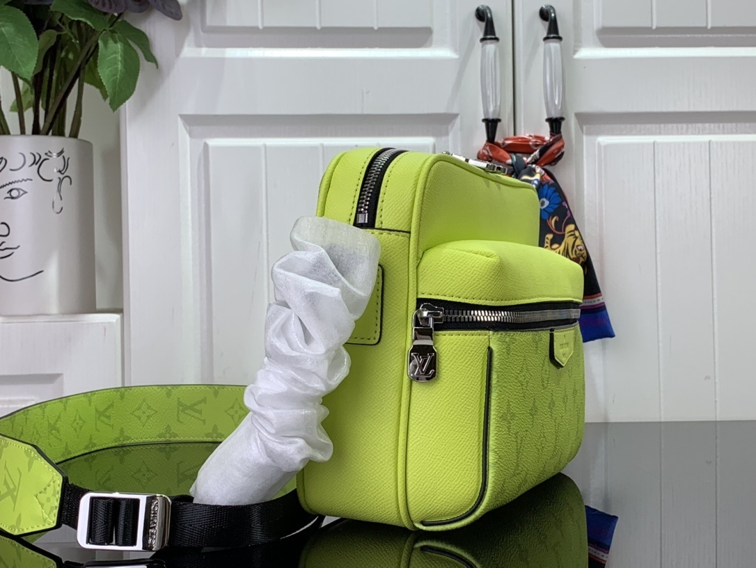 LV Should bag m30943