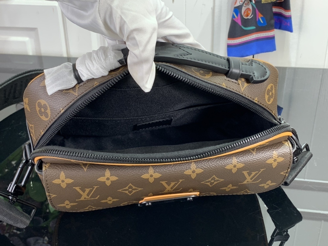 LV Should bag m46688