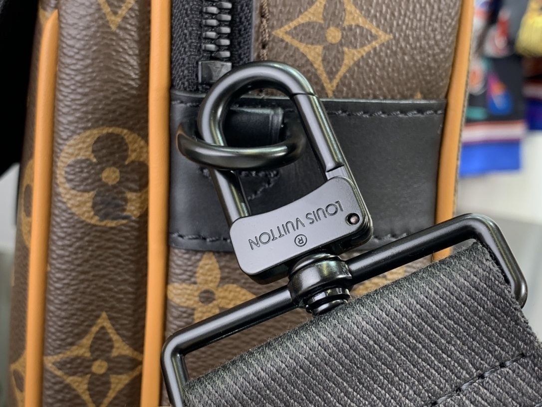 LV Should bag m46688