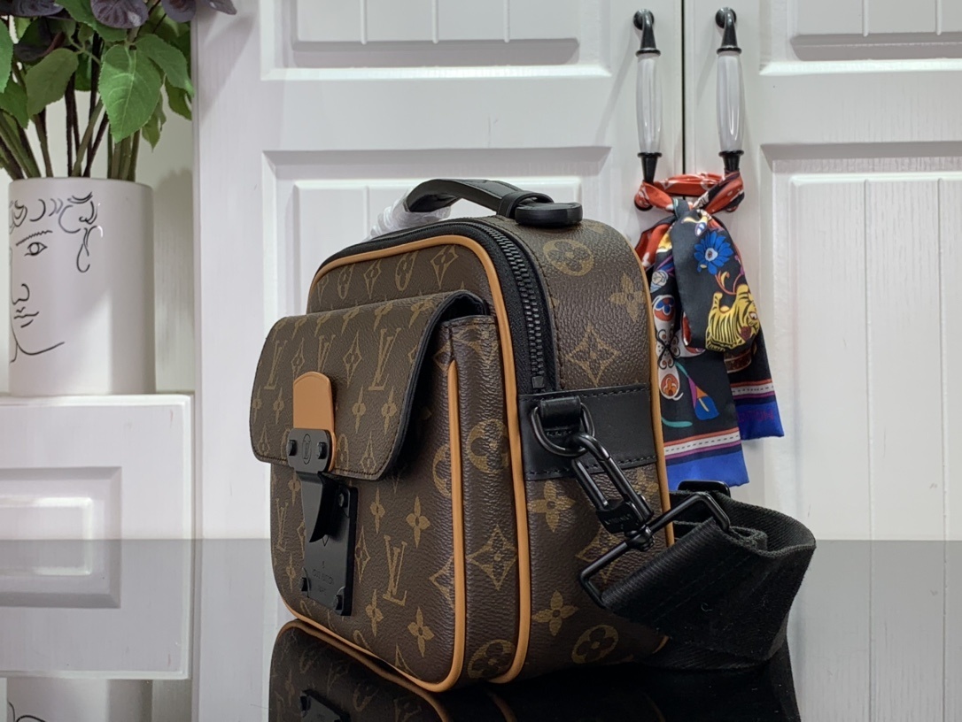 LV Should bag m46688