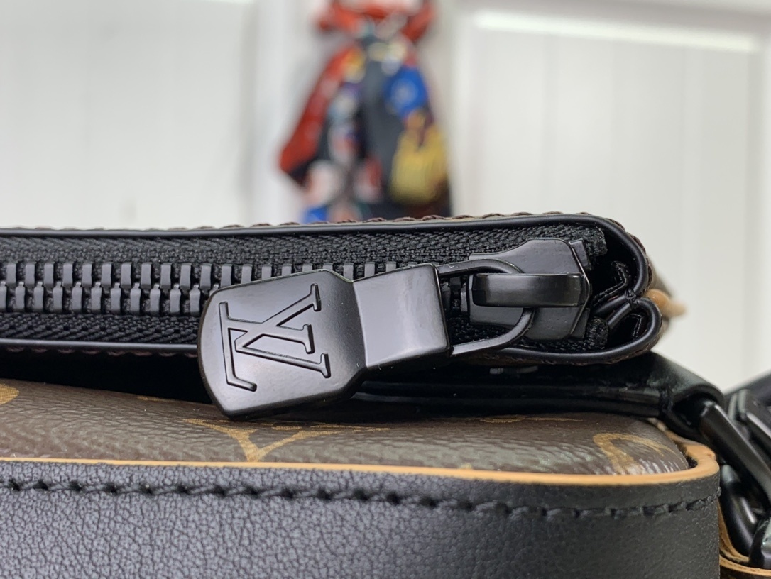 LV Should bag m46694 