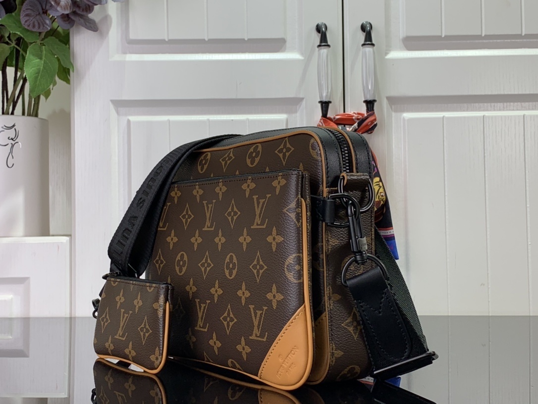 LV Should bag m46694 