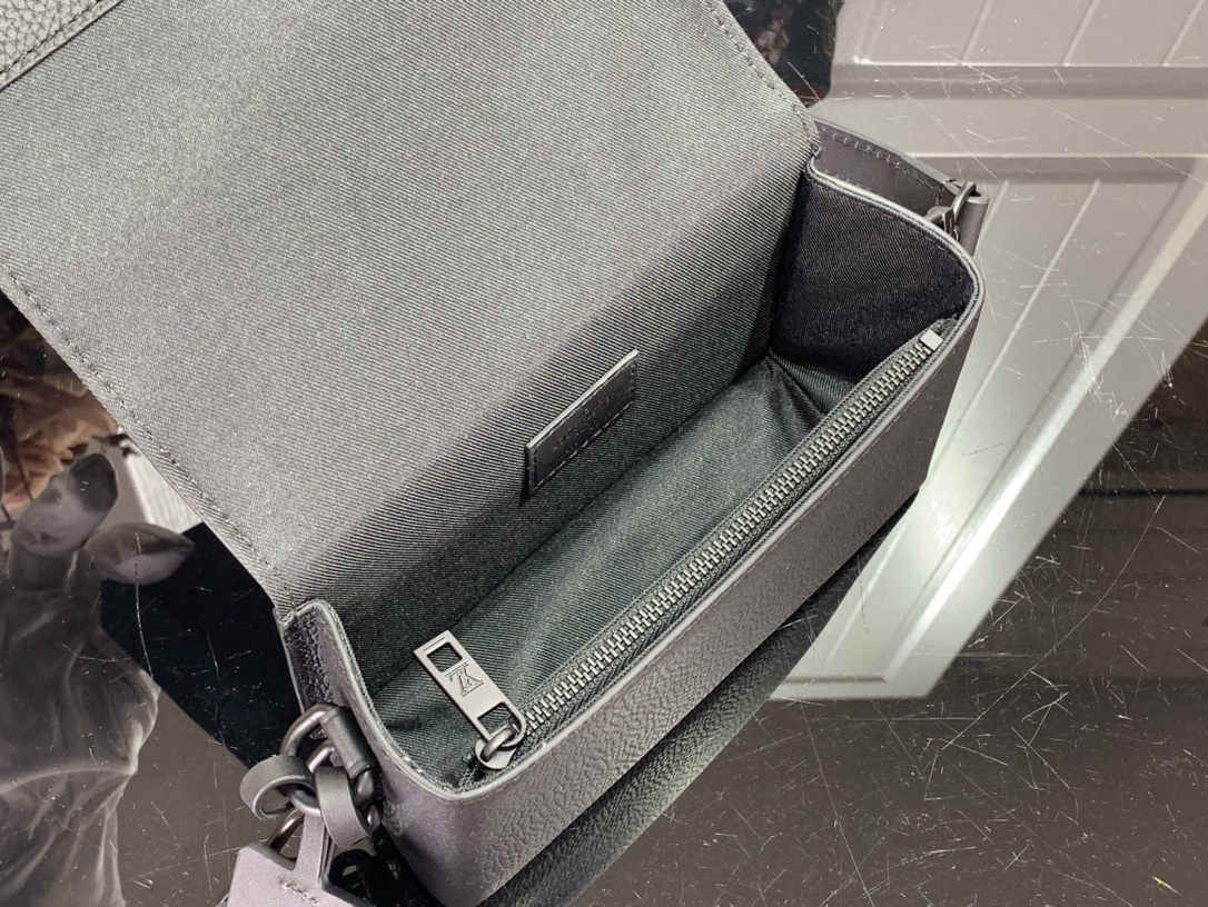 LV Should bag M82085