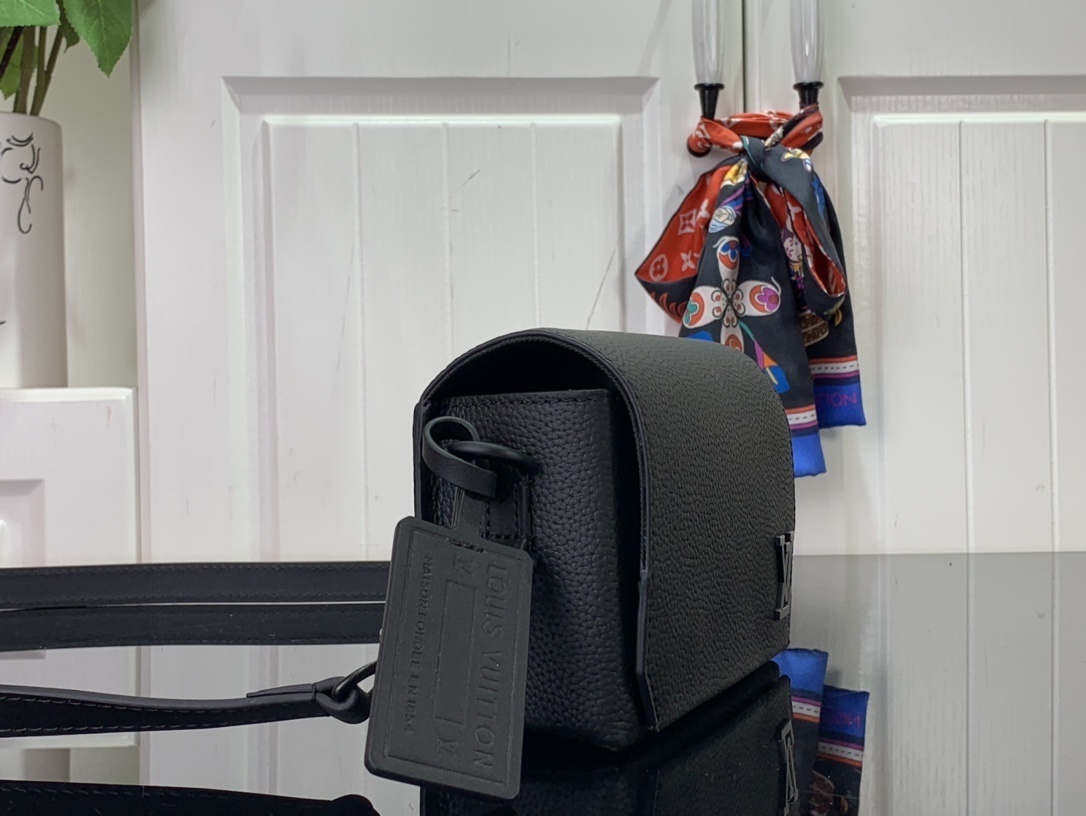 LV Should bag M82085