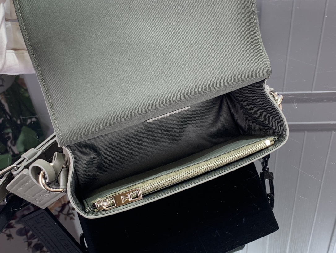 LV Should bag M82086 