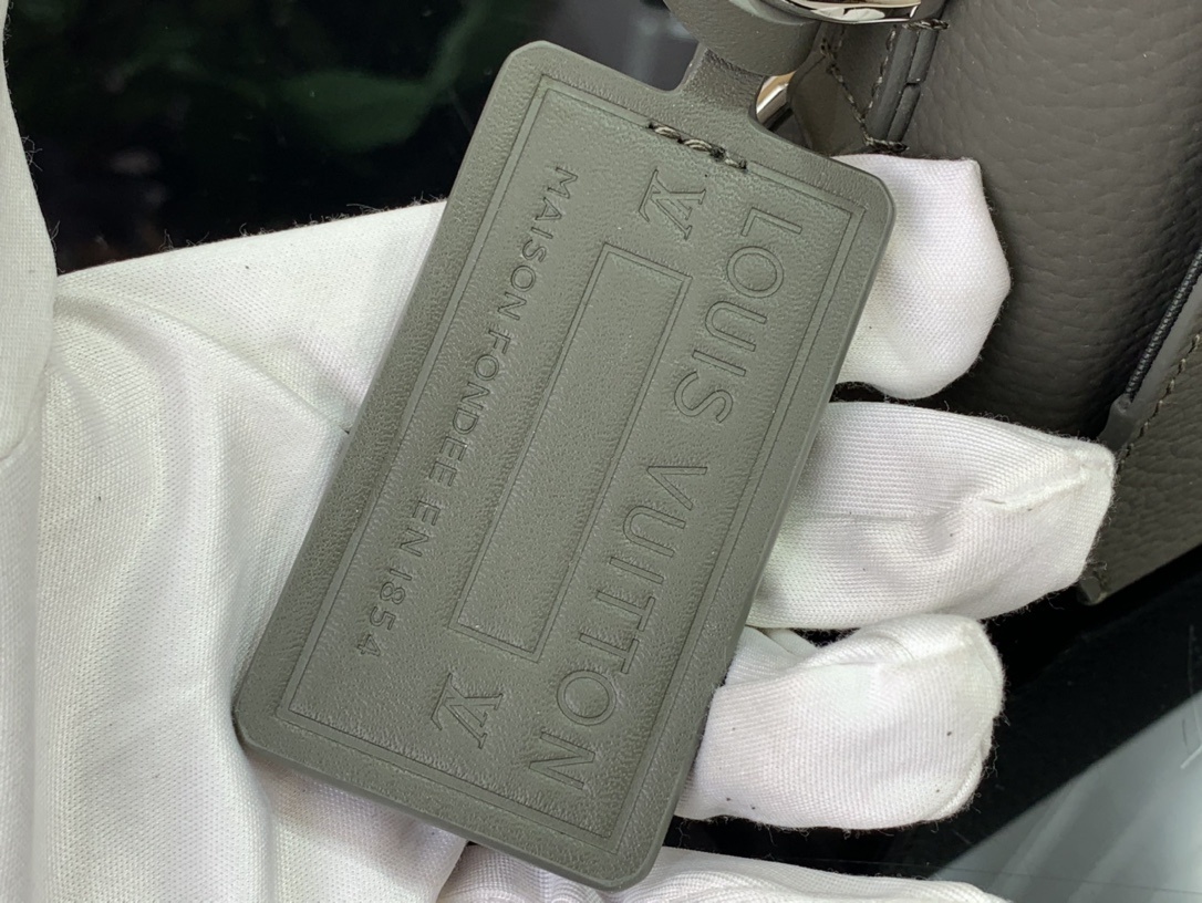 LV Should bag M82086 