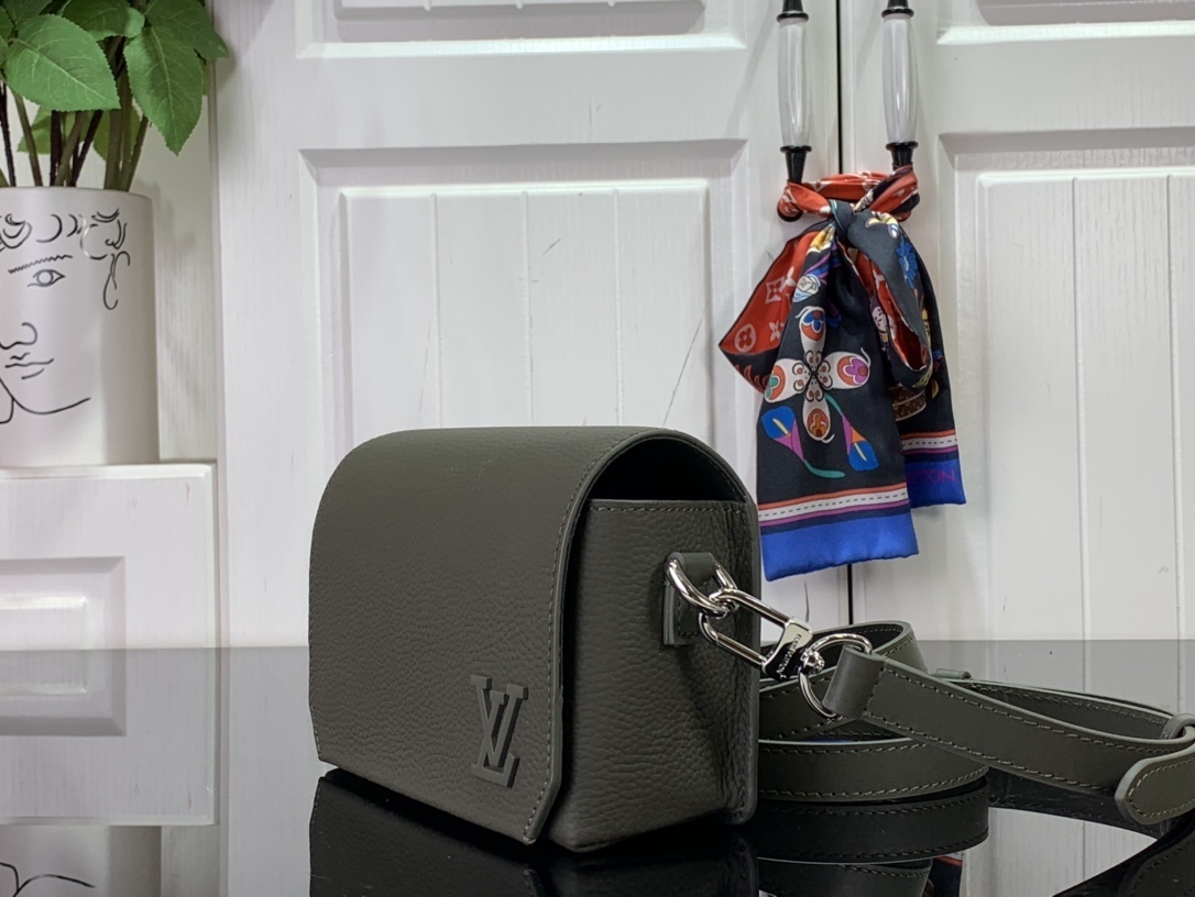 LV Should bag M82086 