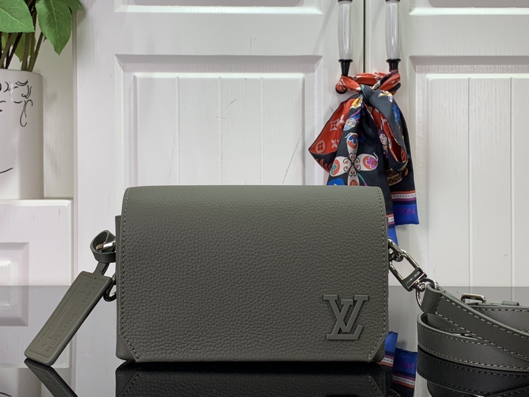 LV Should bag M82086 