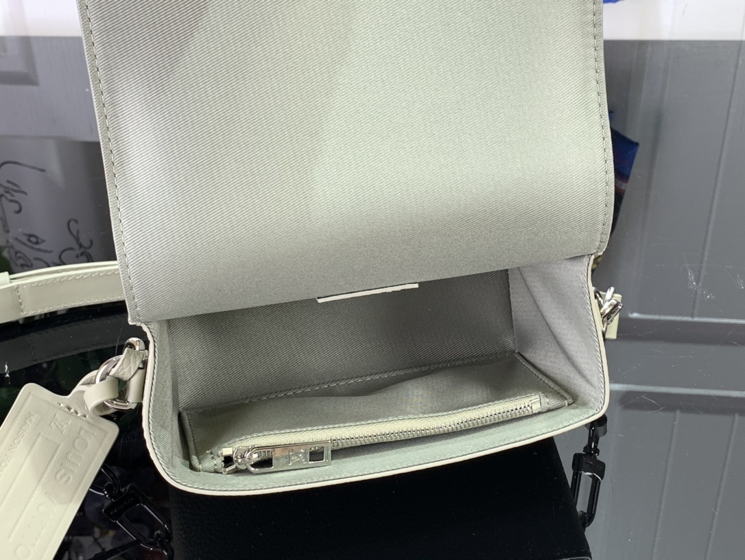 LV Should bag M82281