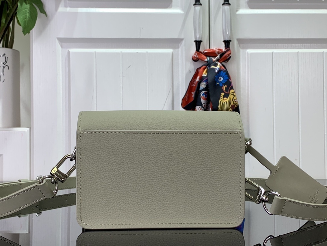 LV Should bag M82281