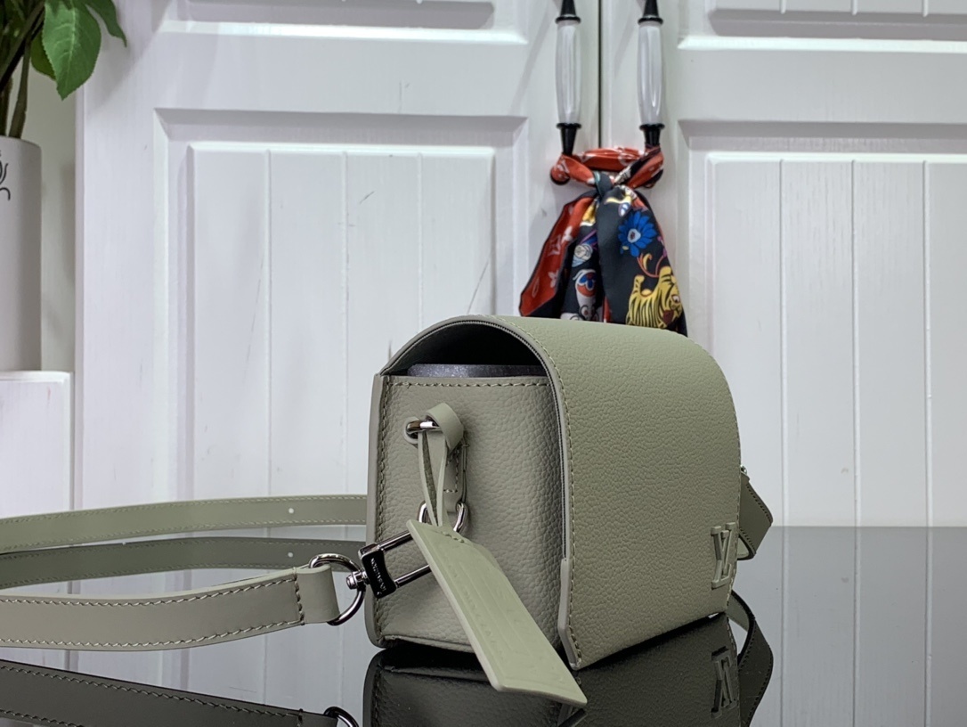 LV Should bag M82281