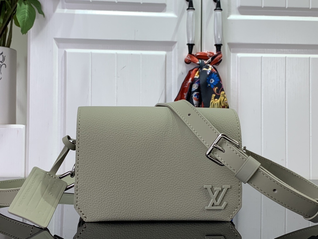 LV Should bag M82281