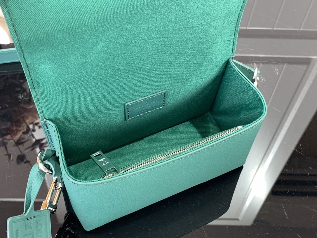 LV Should bag M82367