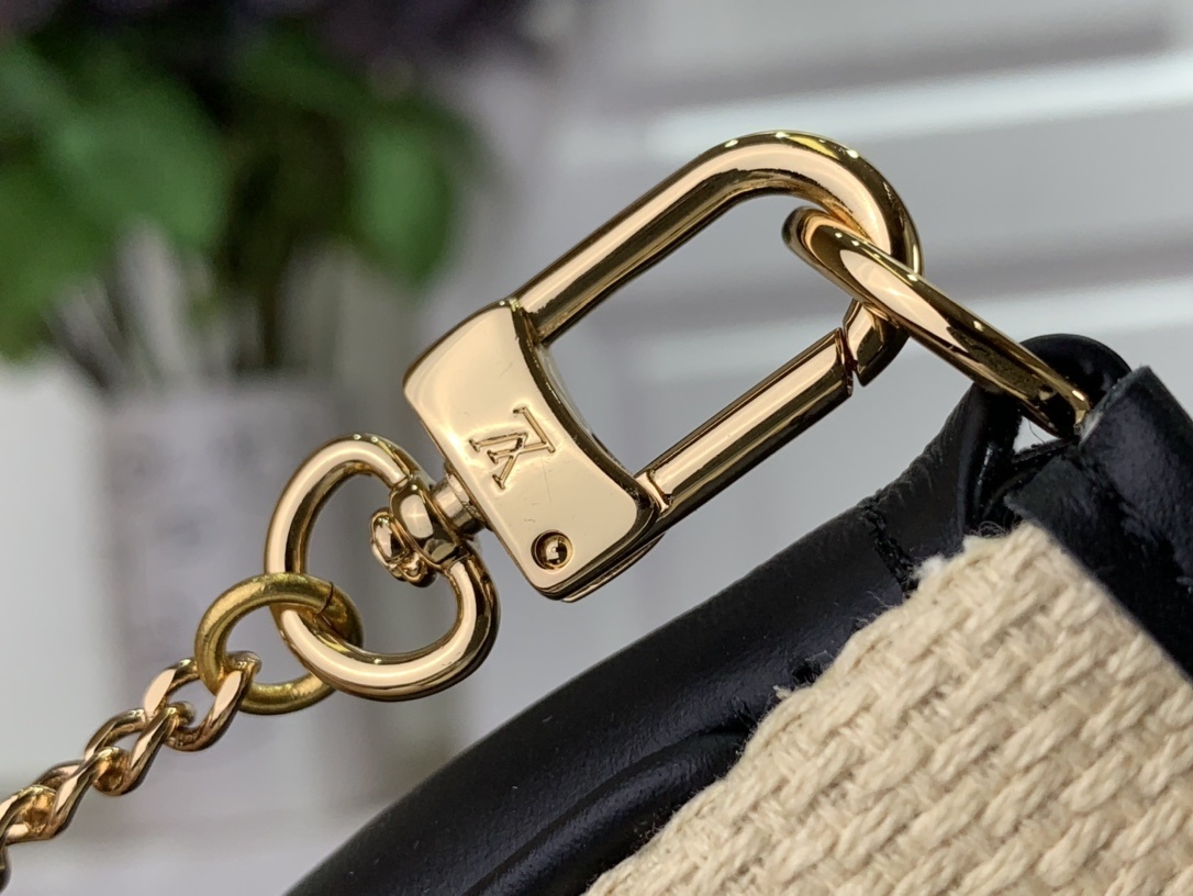 LV Should bag m82472