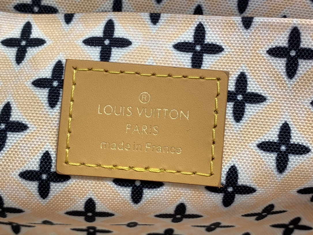 LV Should bag M82520