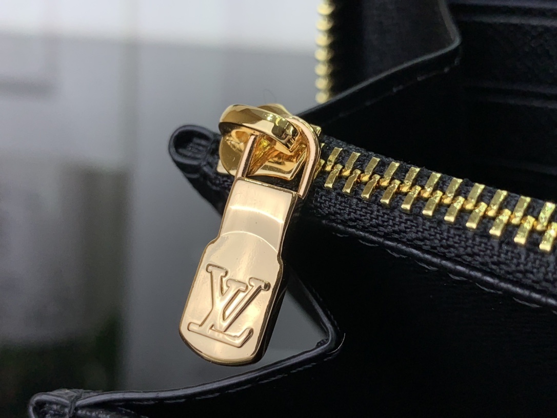 LV Should bag M82529 