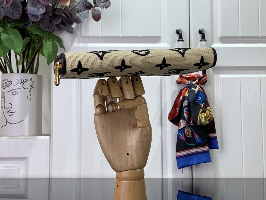 LV Should bag M82529 