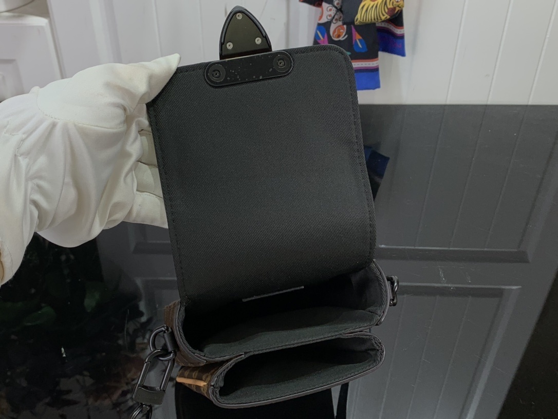 LV Should bag M82535 