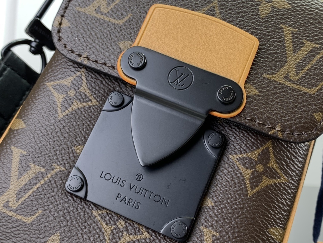 LV Should bag M82535 