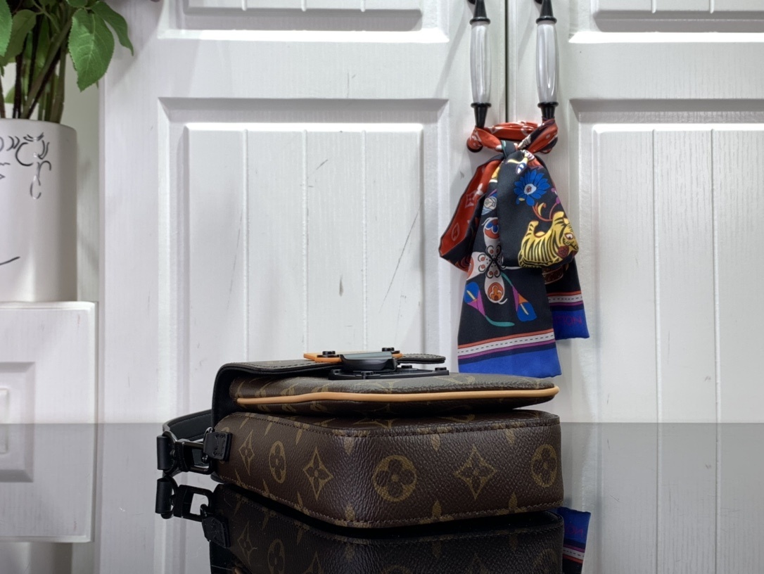 LV Should bag M82535 