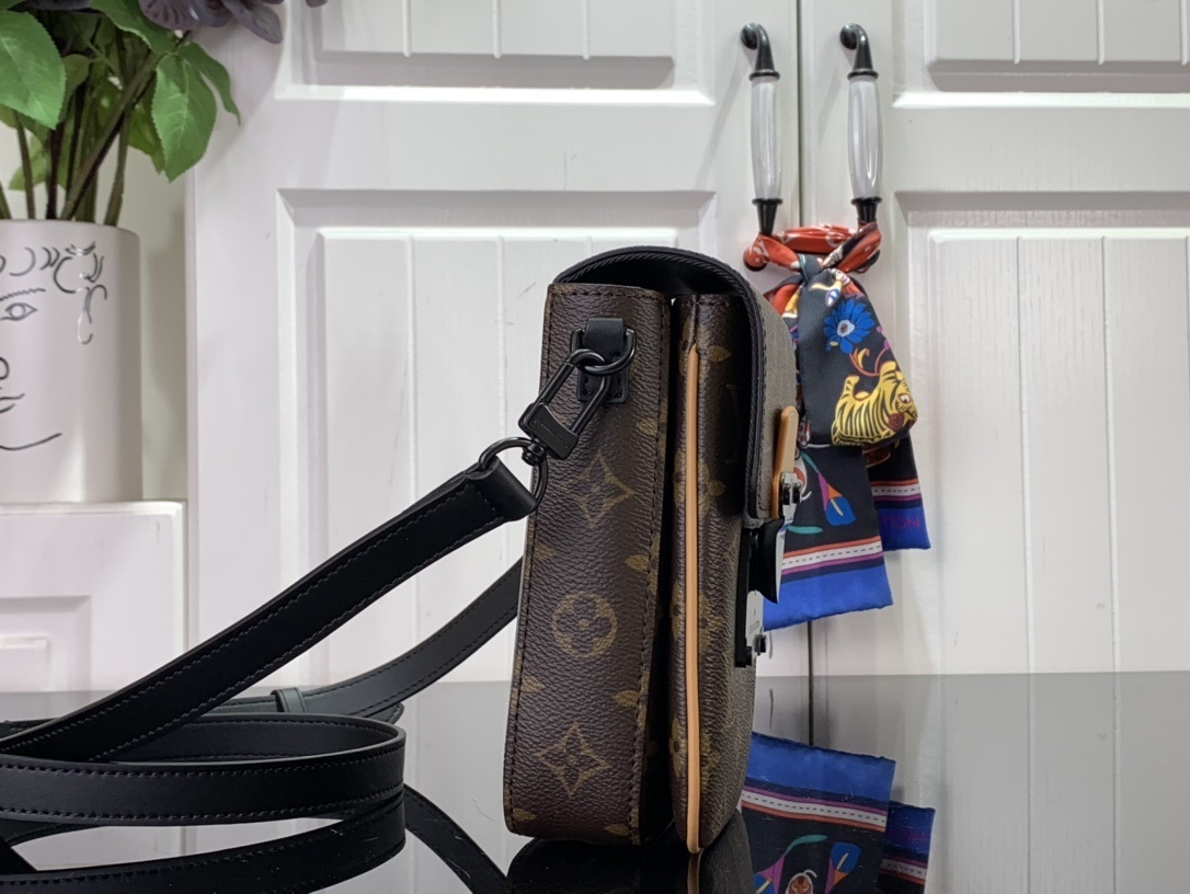 LV Should bag M82535 