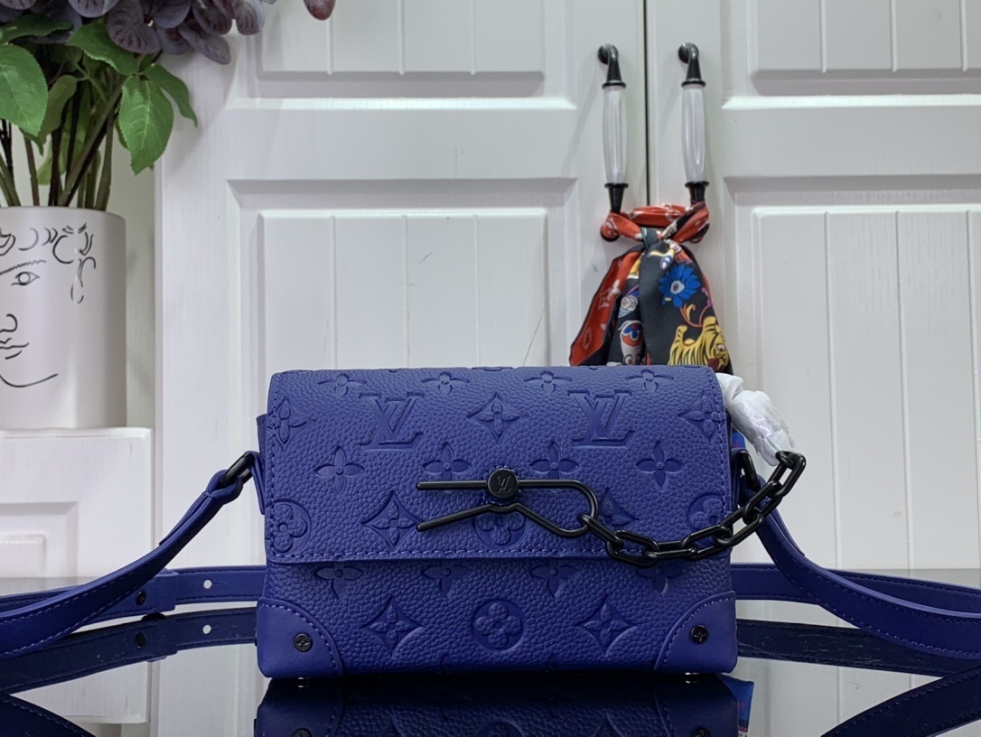 LV Should bag M82571