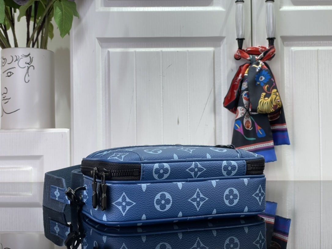 LV Should bag M82801