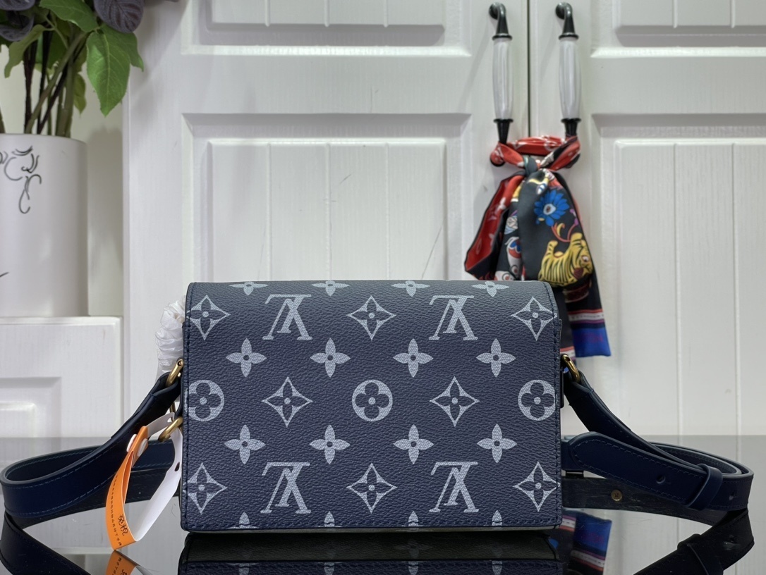 LV Should bag M82900