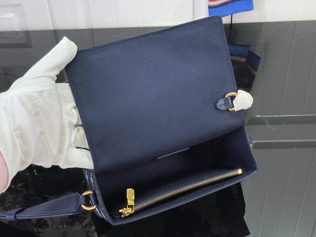 LV Should bag M82900