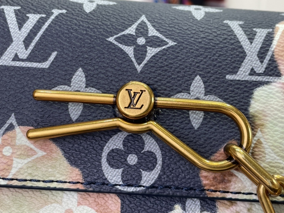 LV Should bag M82900