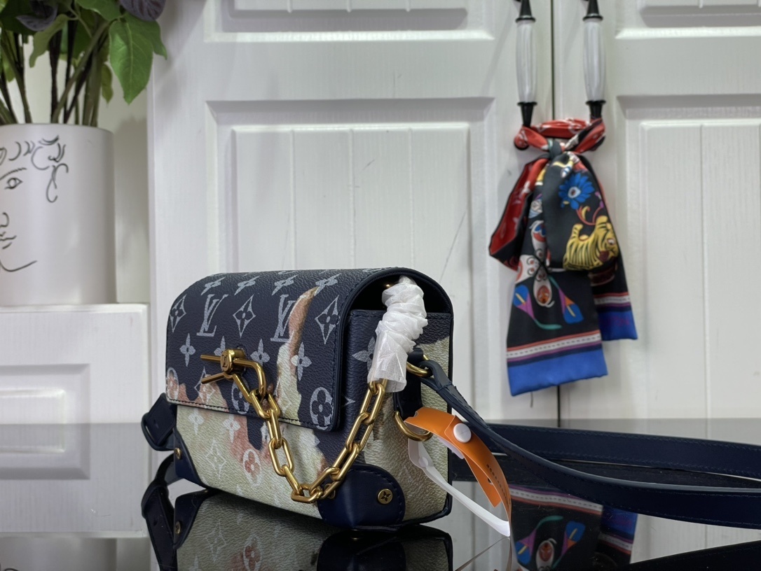 LV Should bag M82900