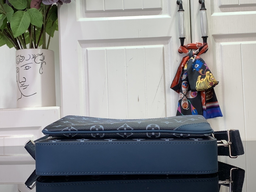 LV Shoulder bag m11592