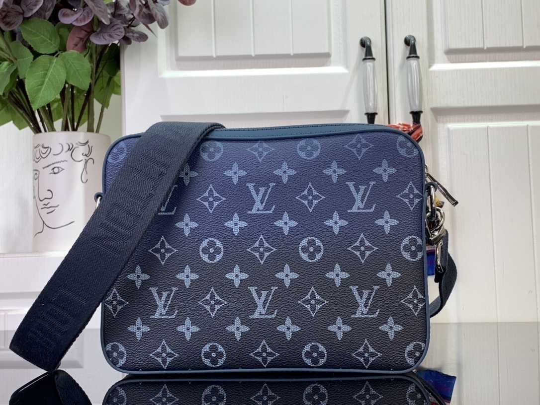 LV Shoulder bag m11592