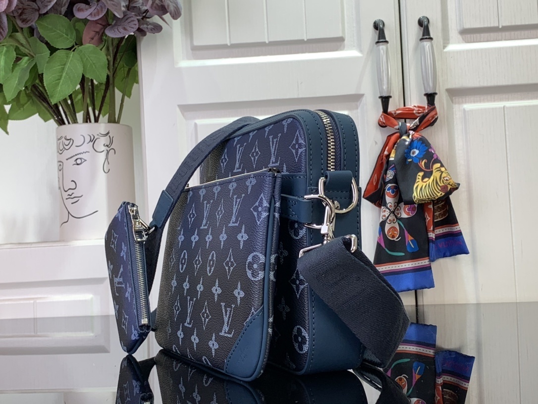 LV Shoulder bag m11592