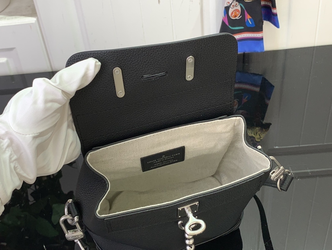 LV Shoulder bag M11637