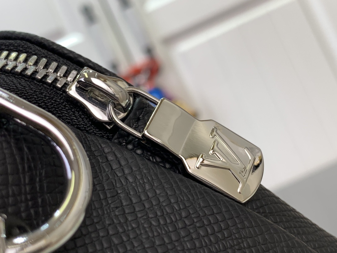 LV Shoulder bag m11657