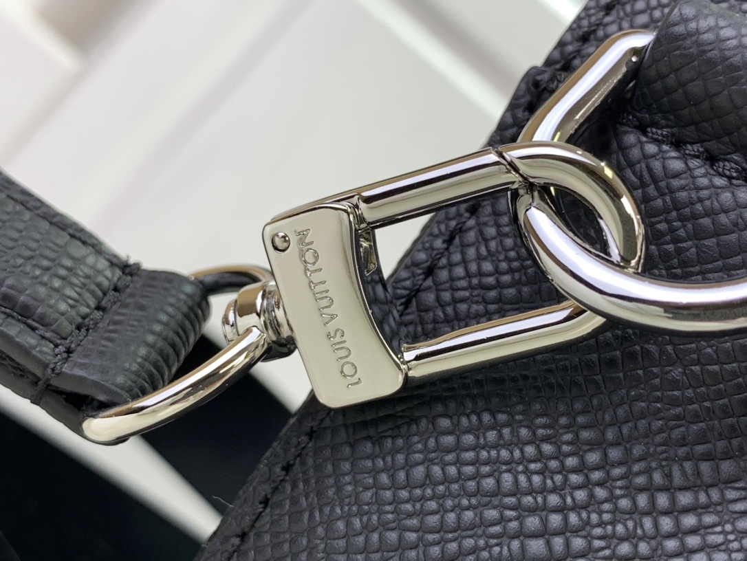 LV Shoulder bag m11657