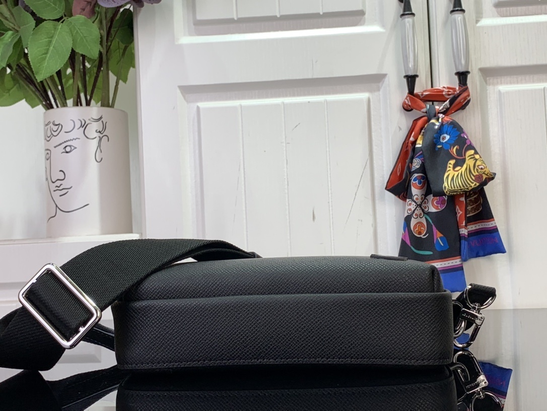 LV Shoulder bag m11657