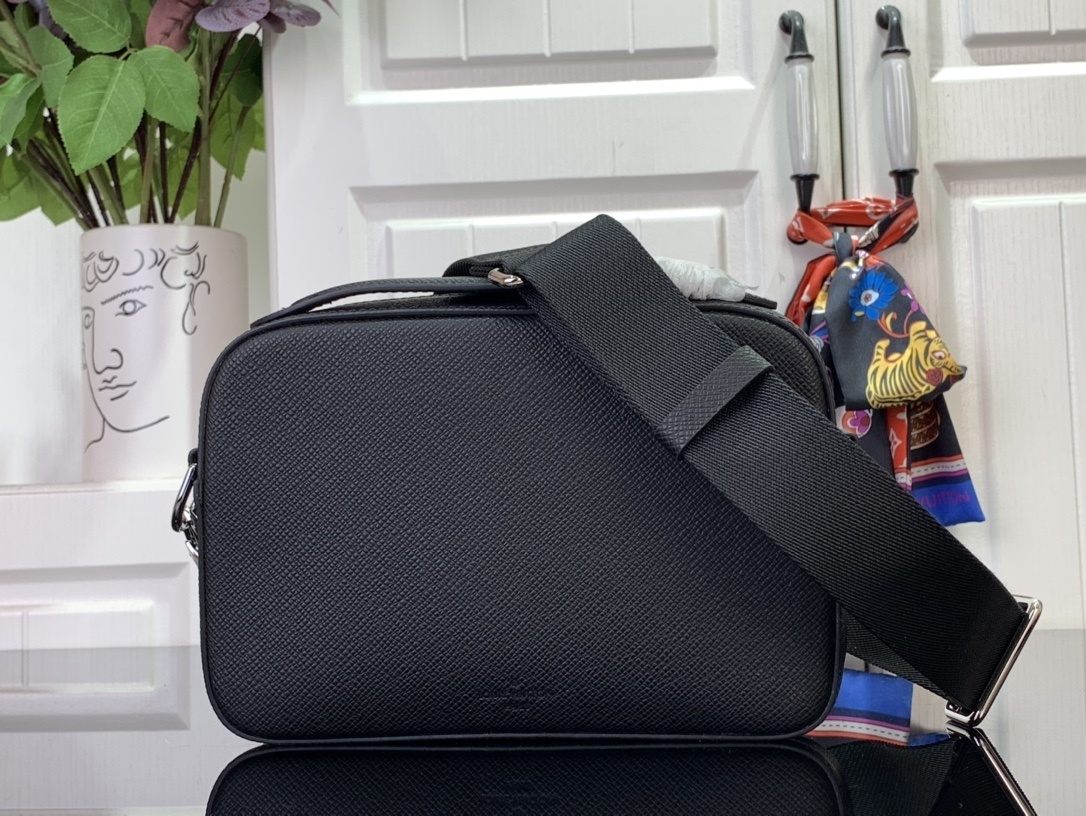 LV Shoulder bag m11657