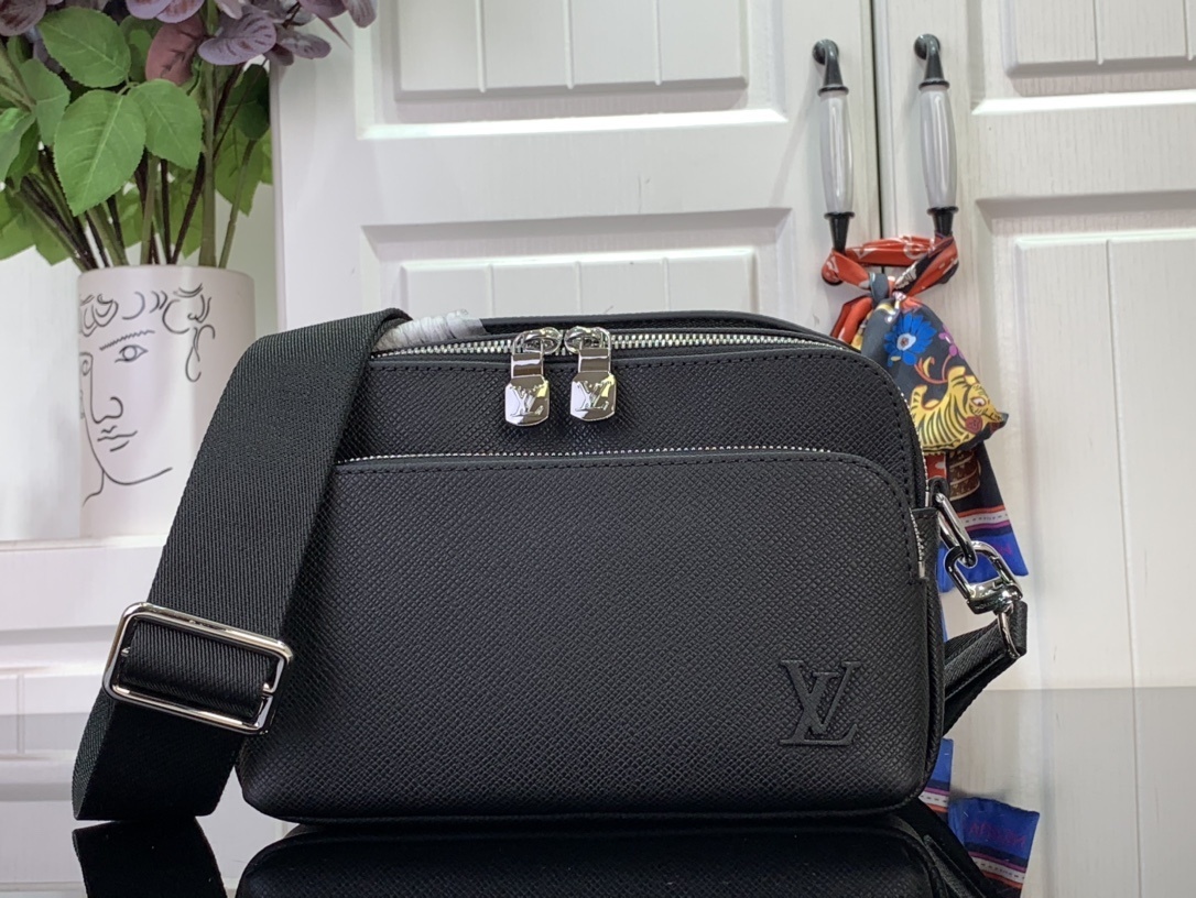 LV Shoulder bag m11657