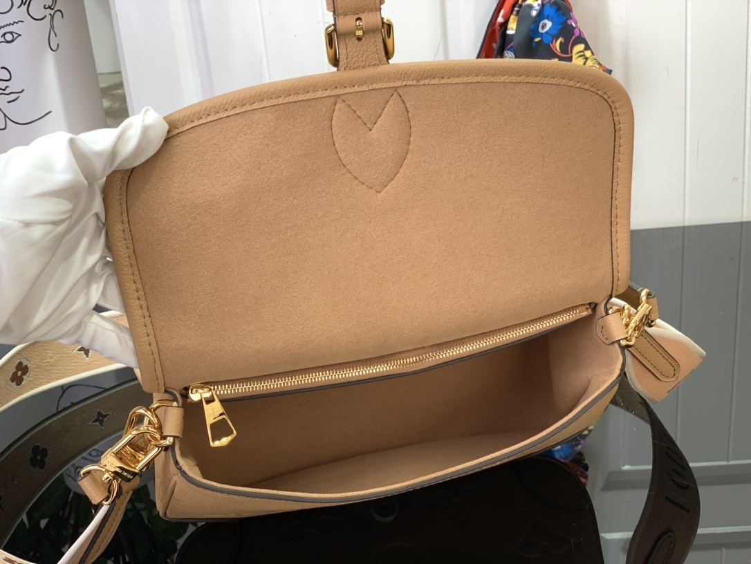 LV Shoulder bag m11817