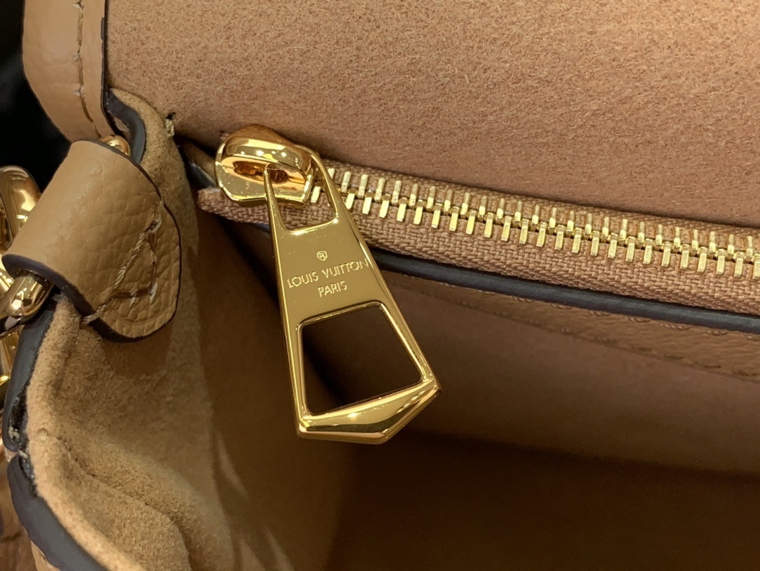 LV Shoulder bag m11817