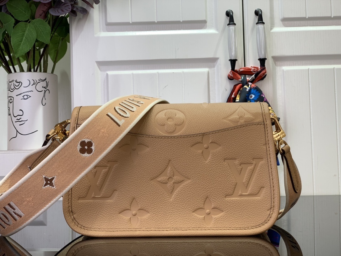 LV Shoulder bag m11817