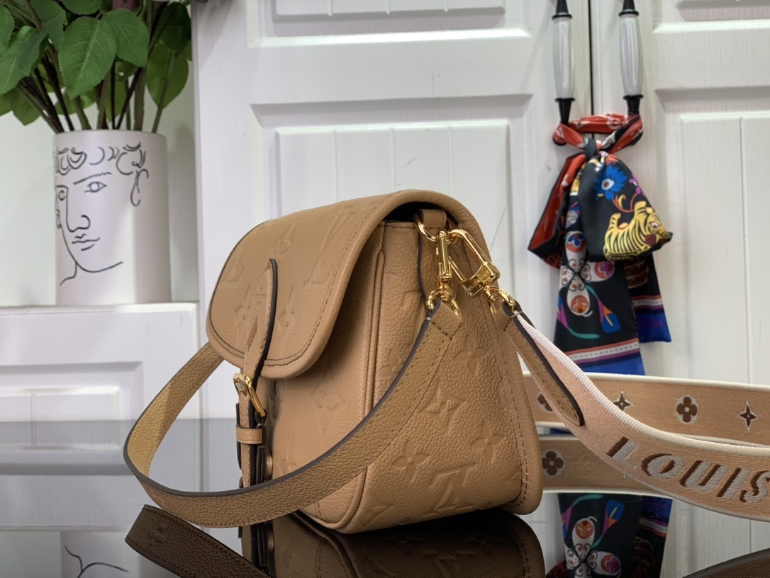 LV Shoulder bag m11817