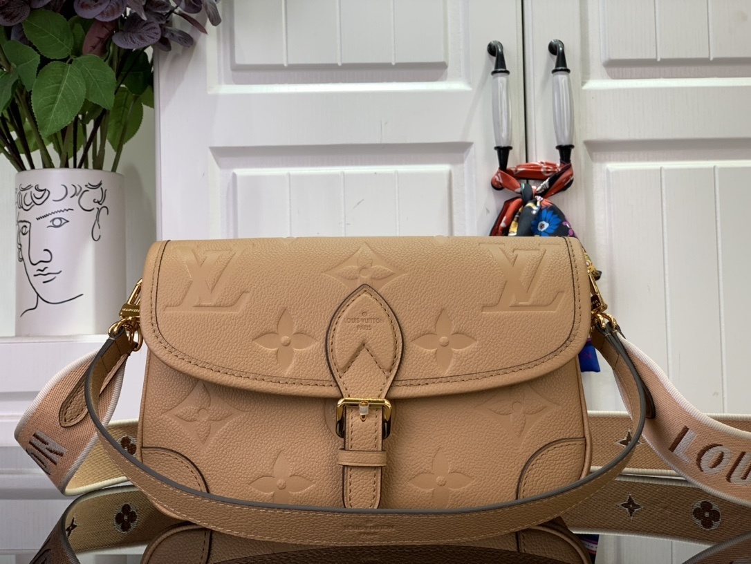 LV Shoulder bag m11817