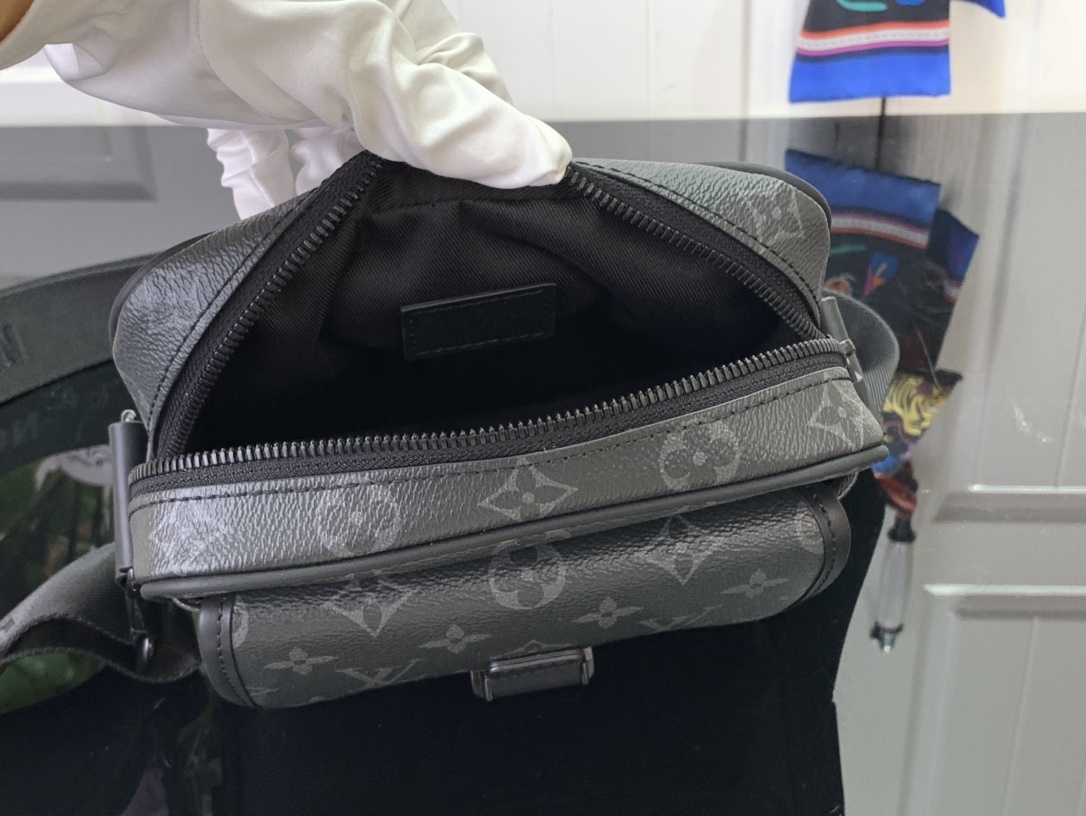 LV Shoulder bag M12518