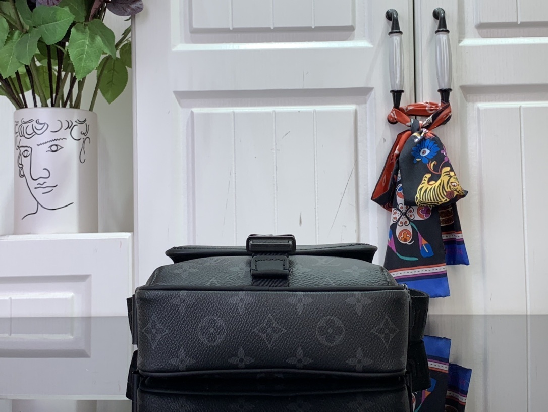 LV Shoulder bag M12518