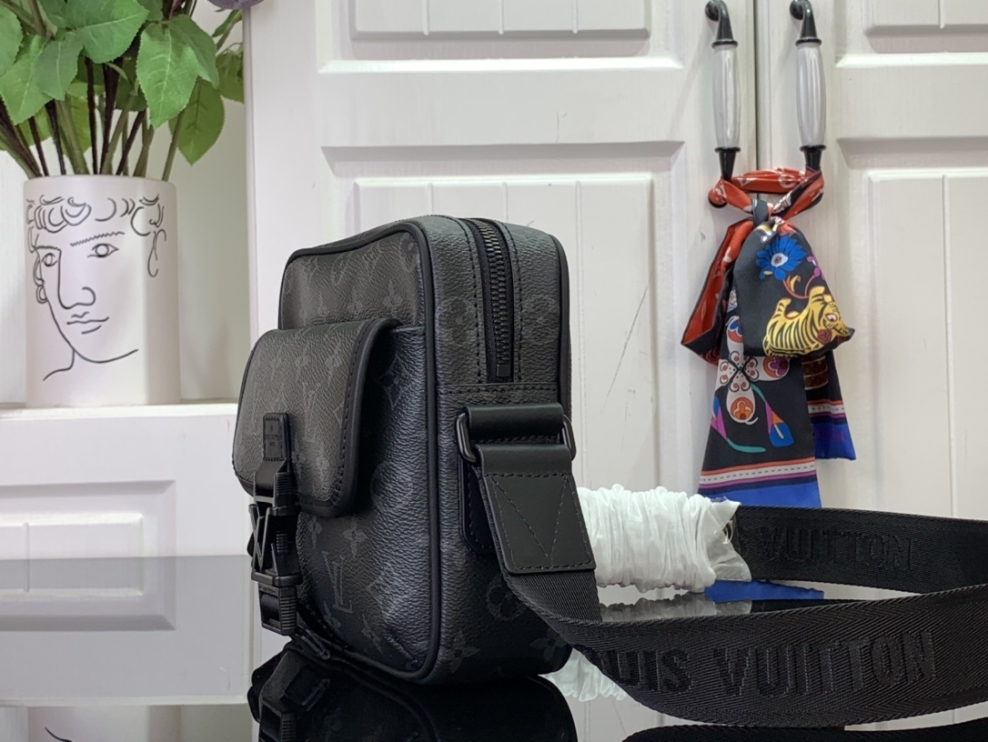 LV Shoulder bag M12518